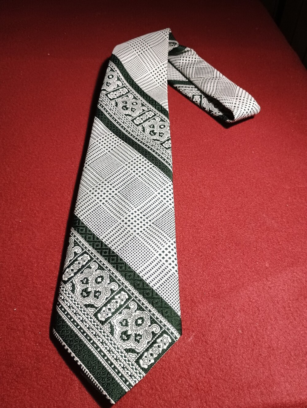 70s Beau Brummell Mr. John Green & White Patterned Men’s Tie  4 x 54 mol